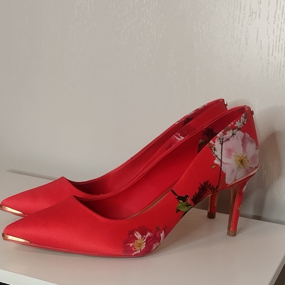 TED BAKER LONDON Red Floral Heels NWT size 11.5 - Picture 9 of 10